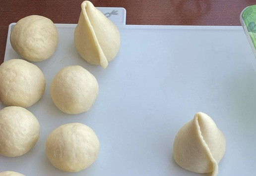 1. Этап. Самса Тюльпан: Низ конуса тщательно защипнуть и установить на противень.