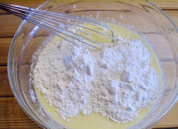 1. Этап. Кексики на кефире: 5. Просеиваем муку, добавляем в тесто, также добавляем соду.