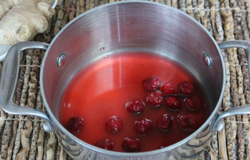 1. Этап. Имбирь маринованный в яблочном уксусе: Наливаем яблочный уксус.