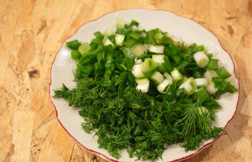 1. Этап. Диетический салат с крабовыми палочками: Имеющуюся зелень нарезать мелко.