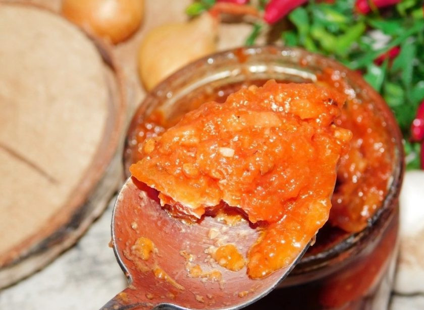 1. Этап. Хренодёр с помидорами и чесноком: Разложите по стерильным баночкам и закройте крышками. Уберите в прохладное место. Приятного аппетита!