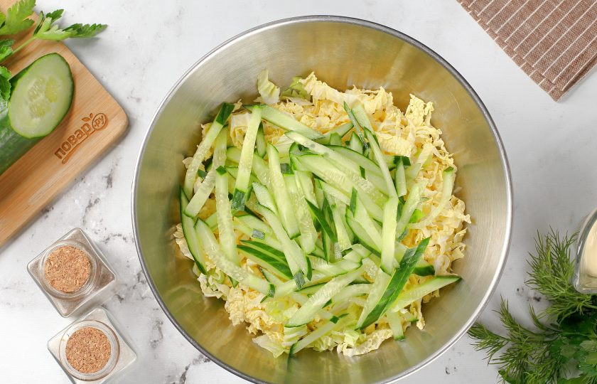 1. Этап. Салат с пекинской капустой, кукурузой и яйцом: Добавьте нарезанный небольшой соломкой огурец.