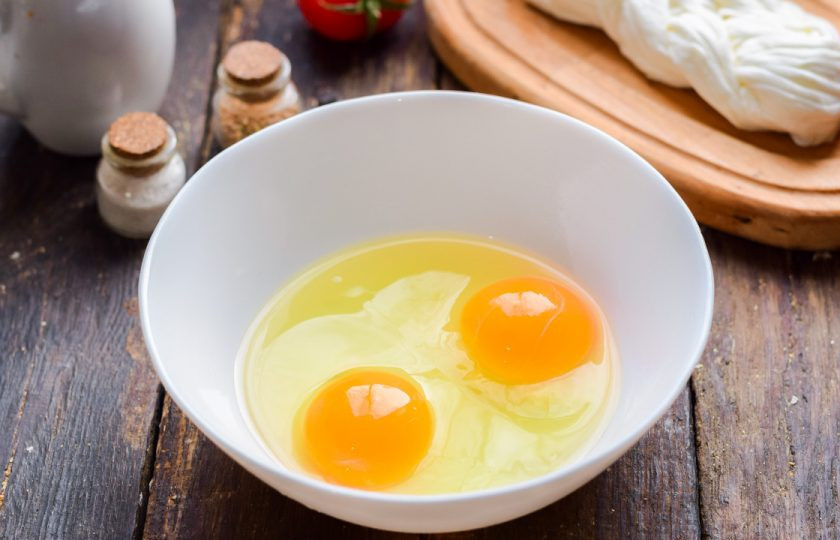 1. Этап. Омлет с сулугуни: В миску вбейте несколько крупных куриных яиц.