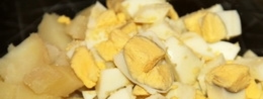 1. Этап. Салат Оливье с икрой: Также нарезаем сваренные вкрутую яйца.