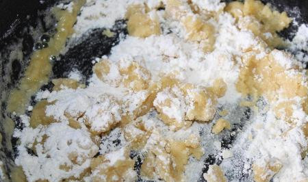 1. Этап. Белая халва: Небольшими порциями добавляем в масло муку, всё хорошо перемешиваем.