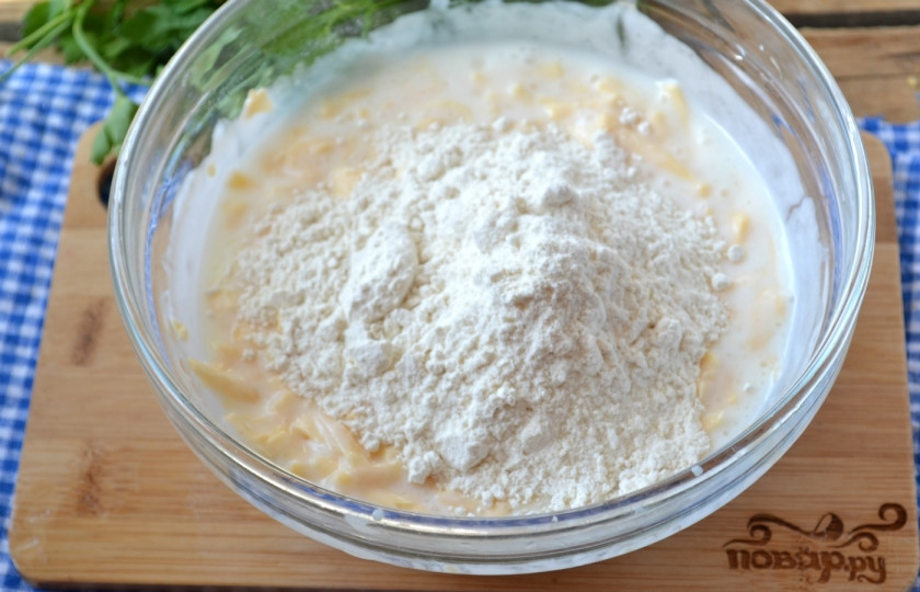 1. Этап. Сырные лепешки на кефире: Добавьте муку, замесите мягкое тесто.