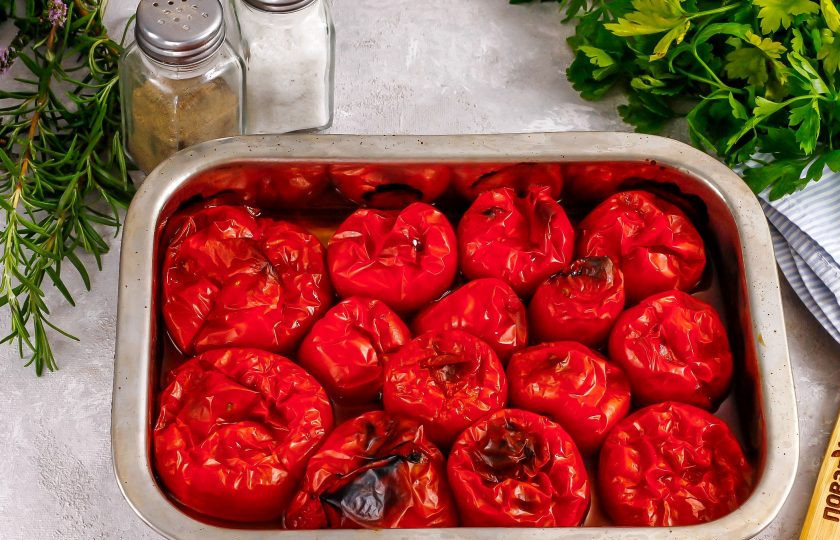 1. Этап. Томатная паста из запеченных помидоров на зиму: Запеките овощи примерно 25-30 минут, пробив каждый плод ножом или вилкой, чтобы он не лопнул в процессе запекания и вам не пришлось мыть всю духовку.