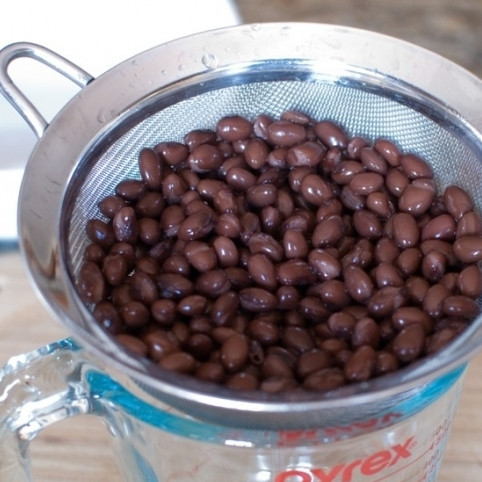 1. Этап. Салат с черной фасолью: Консервированную фасоль откидываем на дуршлаг, чтобы с фасоли стекла вся жидкость. Просто слить жидкость из банки недостаточно, поскольку в таком случае часть жидкости все равно попала бы в салат и испортила его.