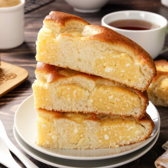 Заливной пирог на кефире с творогом