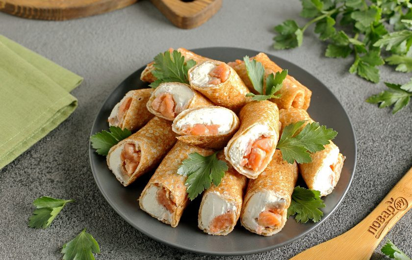 1. Этап. Блины на праздничный стол: Блины на праздничный стол готовы. Разрежьте их на две части, украсьте зеленью и подавайте к столу. Приятного аппетита!