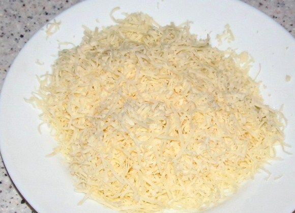 1. Этап. Макароны с грибами и сыром: 8. Пока блюдо еще в процессе приготовления, натереть на мелкой или средней терке сыр. Использовать можно абсолютно любой сыр по вкусу.