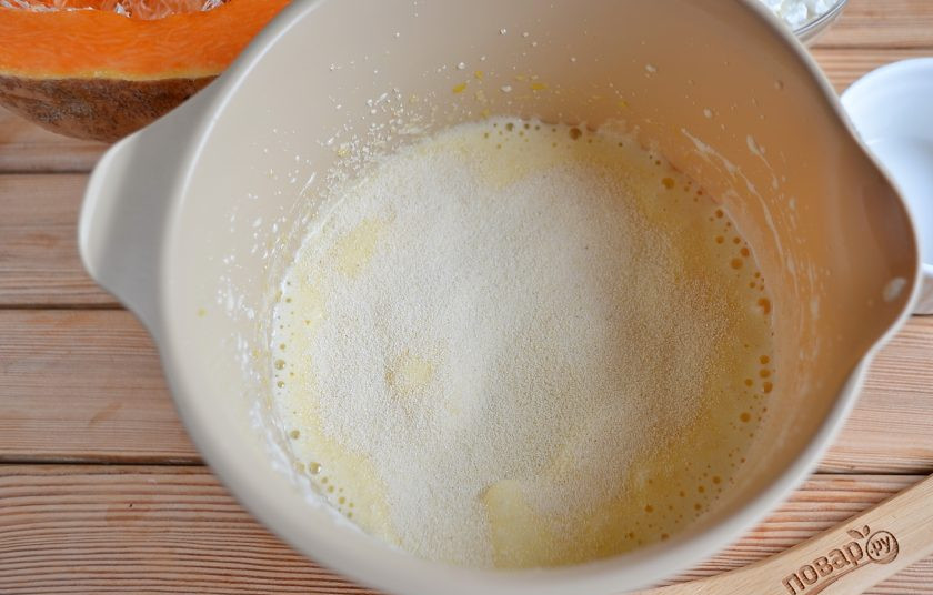 1. Этап. Творожная запеканка в тыкве: Всыпьте манную крупу, перемешайте.