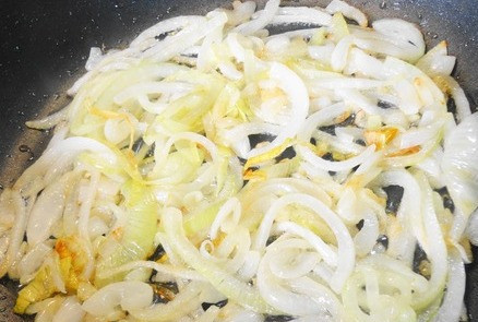 1. Этап. Кефаль в духовке в фольге: Пока рыба в холодильнике, лук нарезаем полукольцами и обжариваем в небольшом количестве растительного масла до золотистого цвета.