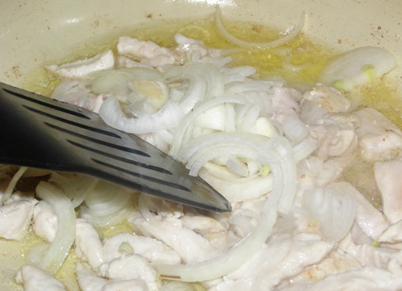 1. Этап. Фрикасе из курицы с шампиньонами: Отправляем лук на сковородку к мясу и жарим, помешивая, до тех пор, пока лук не станет прозрачным.
