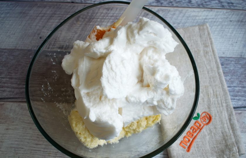 1. Этап. Кокосовое печенье Мечта: В отдельной миске взбейте белки до крепких пиков. Добавьте их в желтково-кокосовую смесь, аккуратно перемешайте с помощью лопатки, сохраняя пышность массы.