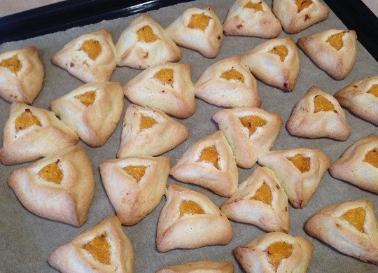 1. Этап. Печенье Уши Амана: 12. И выпекаем в разогретой до 200 градусов духовке минут 15, до легкого золотистого цвета.