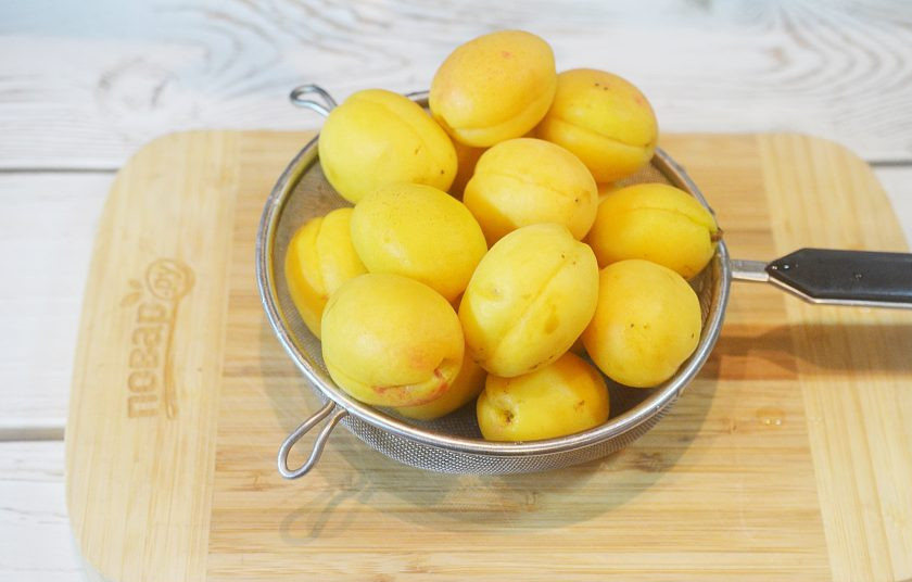 1. Этап. Абрикосовое пюре: 1. Абрикосы помойте.