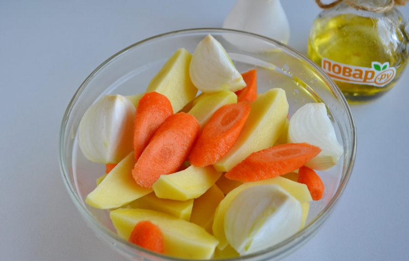 1. Этап. Праздничная курица с яблоками и овощами: 3. За это время подготовьте овощи: вымойте их, очистите и порежьте. Я обычно режу лук на 4 части, морковь - просто наискосок, а картофель - на 4 части вдоль.