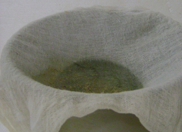 1. Этап. Суп с вермишелью в мультиварке: Прежде всего, займемся бульоном, и его мы будем варить в обычной кастрюле. Итак, нарезаем мясо на куски, промываем и выкладываем в кастрюлю, заливаем водой и ставим на огонь. Когда жидкость закипит, снимаем пену и уменьшаем огонь, добавляем в бульон лук и морковь, лавровый лист и душистый перец. Варим его пол часа, затем процеживаем через марлю. Переливаем бульон в чашу мультиварки.