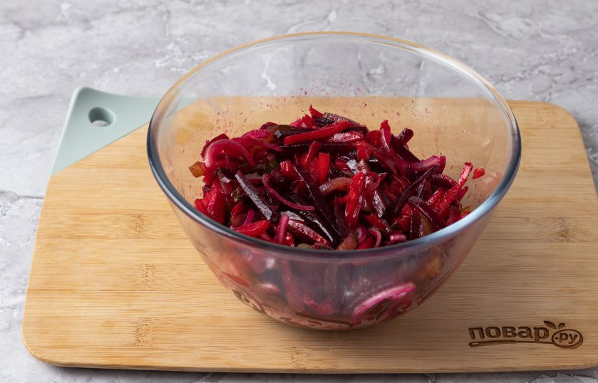 1. Этап. Салат из свеклы и вареной моркови с луком: Заправьте салат растительным маслом и поперчите по вкусу. Все перемешайте.