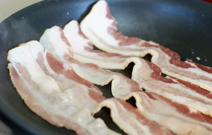 1. Этап. Салат с гребешками: 1. На сковороду отправьте несколько ломтиков бекона и обжарьте с двух сторон до хрустящей корочки.