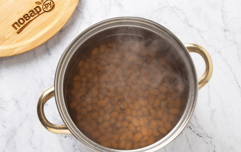 1. Этап. Суп с фасолью Чёрный глаз: Слейте воду, промойте фасоль и переложите ее в кастрюлю. Влейте чистую воду, доведите до кипения и варите 25 минут на среднем огне.