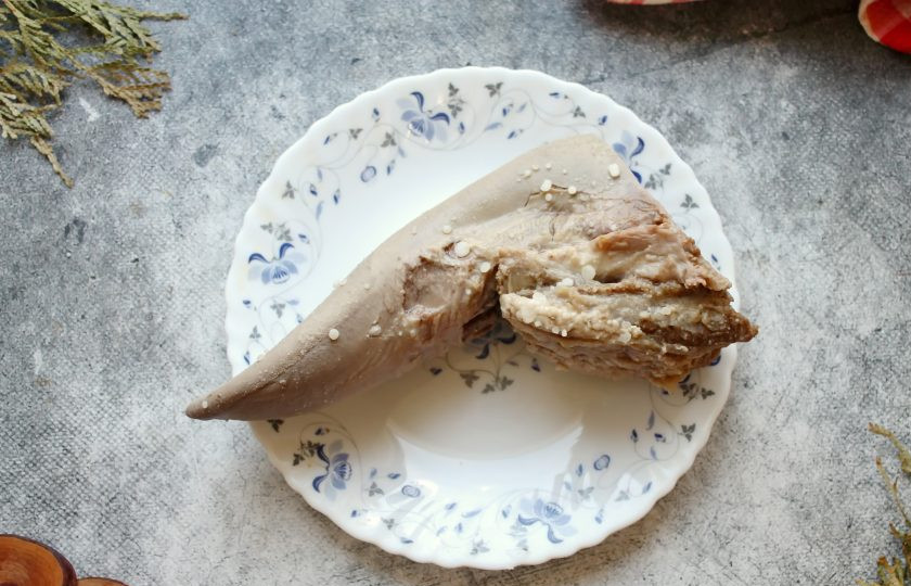 1. Этап. Язык по-кавказски: Язык тщательно вымойте и выложите в кастрюлю с толстым дном. Залейте язык холодной водой и поставьте на средний огонь. Доведите все до кипения, варите в течение 15 минут и слейте бульон. Язык промойте, выложите в чистую посуду и снова залейте водой. Добавьте к нему одну очищенную репчатую луковицу, душистый и черный перец горошком и поставьте на средний огонь. Доведите воду до кипения, убавьте немного огонь и варите, снимая пену, в течение 3-3.5 часов. Язык, если его проткнуть ножом, должен стать мягким. Спустя время язык достаньте и опустите в холодную воду, снимите верхний слой. Отварной язык полностью остудите.