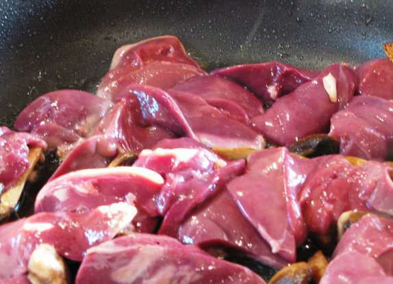 1. Этап. Куриная печень с шампиньонами: 2. Куриную печень следует вымыть и отправить к шампиньонам в середине жарки.
