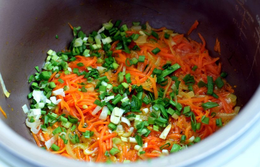 1. Этап. Солянка из свежей и квашеной капусты: Добавьте рубленный зеленый лук и обжарьте до появления аромата.