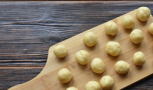 1. Этап. Закусочные орешки с тунцом и рикоттой: Достаю песочное тесто из холдильника и делю на кусочки, весом 6-8 граммов. Заготовки округляю.