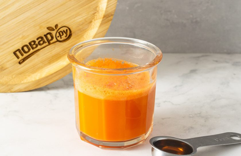 1. Этап. Сок из моркови: Добавьте подсластитель по вкусу.