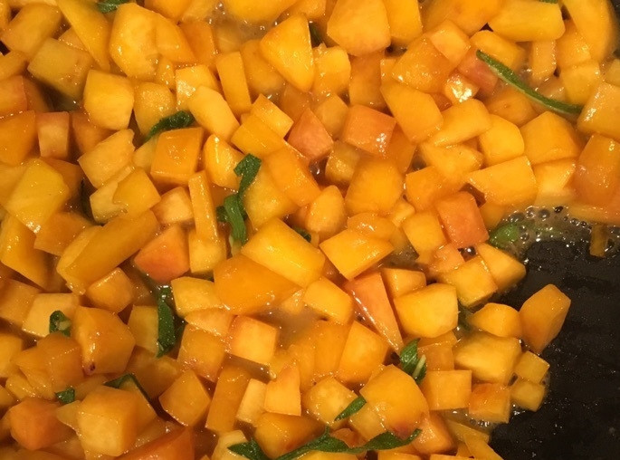 1. Этап. Бри с персиком: 2. Нарежьте персики мелкими кубиками, добавьте в ту же сковороду. Добавьте измельченный шалфей и готовьте до мягкости персиков.