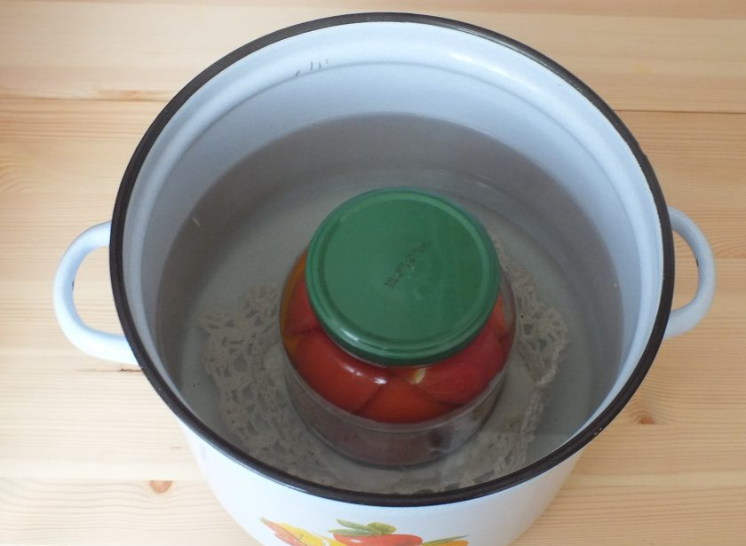 1. Этап. Помидоры резаные на зиму: Остывший рассол залейте в баку с помидорами, прикройте чистой крышкой и поставьте в кастрюлю с водой, температура в которой должна быть 60-80 градусов. Поставьте стерилизоваться на 10 минут после закипания.