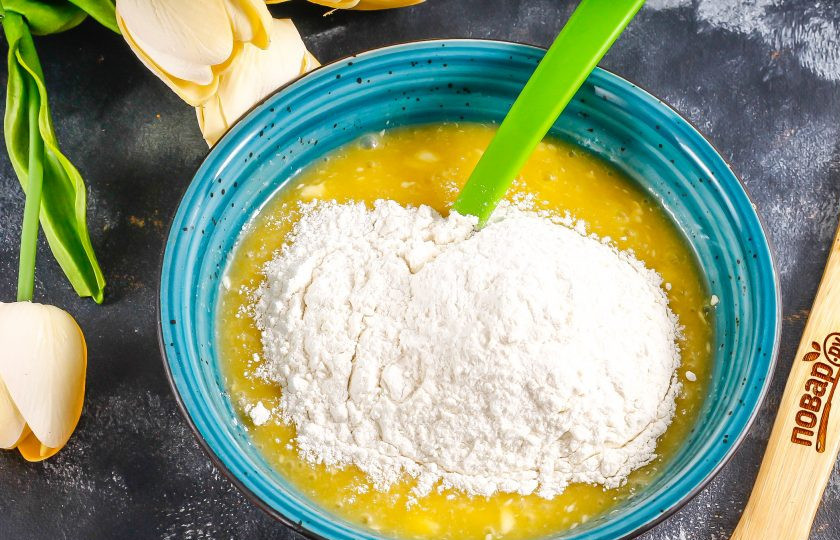 1. Этап. Песочное тесто с яйцами: Всыпьте пшеничную муку. Разрыхлитель не добавляйте! Можно всыпать немного ванильного сахара.