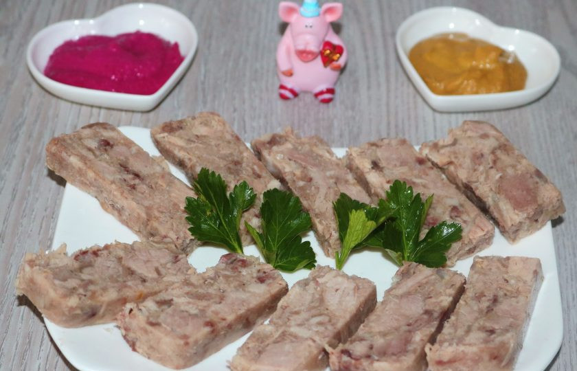 1. Этап. Домашний зельц из свиной рульки: Нарежьте на порционные кусочки. Подавайте с горчицей и хреном. Приятного аппетита!