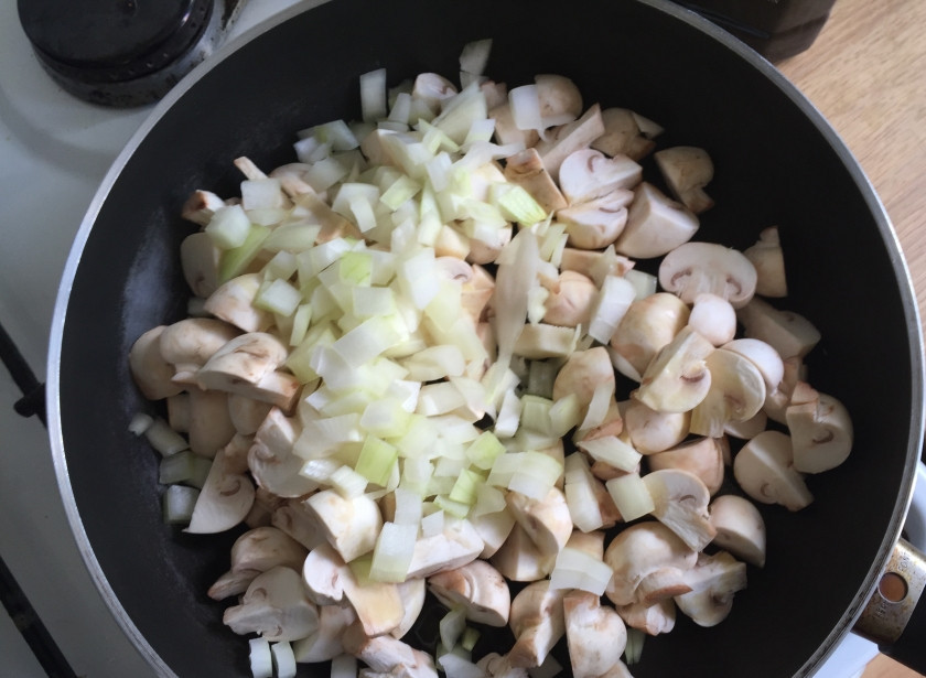 1. Этап. Суп грибной на курином бульоне: 3. Затем очистите луковицу, нарежьте её некрупными произвольными кусочками. На сковороду налейте растительное масло, выложите лук и грибы. Обжарьте овощи до лёгкого золотистого цвета.