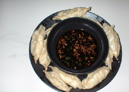 1. Этап. Японские пельмени Gyoza: Подаем пельмени к столу вместе с соусом. Приятного аппетита!