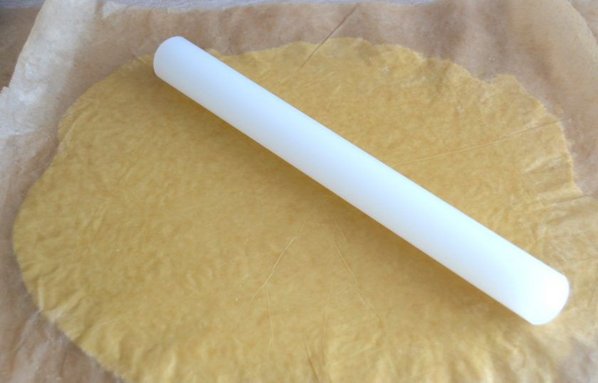 1. Этап. Пирожное Корзиночка с масляным кремом: Раскатайте тесто в тонкий пласт (3-4 мм.) между двумя листами пергамента. Уберите для стабилизации в холодильник на 2 часа.