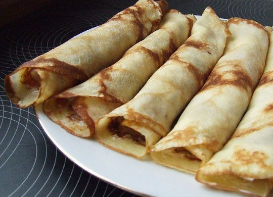 1. Этап. Блинчики с икрой красной: 6. Блинчики с икрой красной в домашних условиях свернуть рулетом или конвертиком. При желании можно нарезать рулетики на несколько частей, а при подаче украсить дополнительной порцией икры.