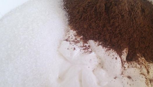 1. Этап. Торт Шоколадка: 2. Пока выпекаются коржи, можно приготовить шоколадный крем. Для этого взбейте 400 гр сметаны и 1 стакан сахара, а в самом конце добавьте 1 столовую ложку какао. Взбейте до получения однородной массы.