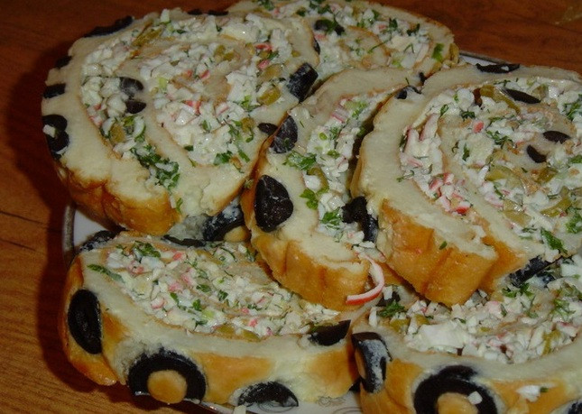 1. Этап. Рулет из заварного теста с начинкой: 4. После застывания и пропитывания достаем рулет и нарезаем его на кусочки примерно по сантиметру в толщину.