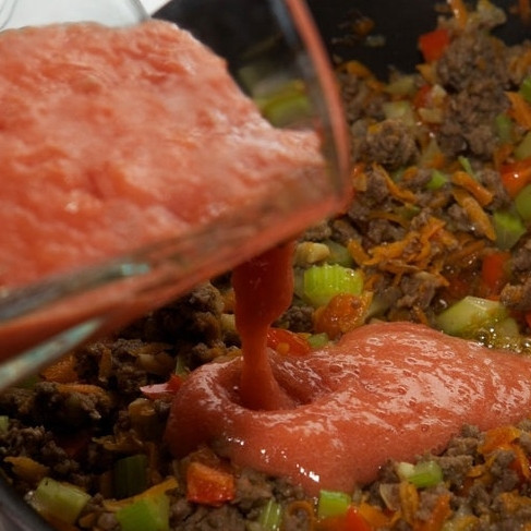1. Этап. Лазанья с мясом: Остывшие помидоры измельчаем в пюре при помощи блендера или кухонного комбайна. Получившееся томатное пюре выливаем в жаровню.