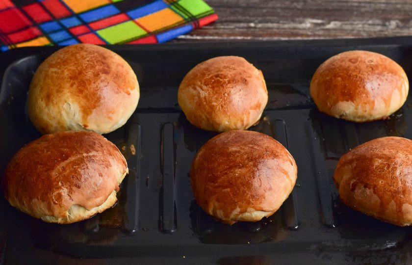 1. Этап. Булочки с маком в хлебопечке: Отправьте булочки в разогретую до 190 градусов духовку на 25-30 минут.