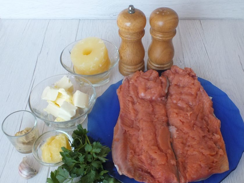 1. Этап. Горбуша с ананасами в духовке: Подготовьте необходимые ингредиенты.