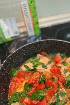 1. Этап. Шницель в сливочном соусе: Томаты должны дать сок. Можно дополнительно подсолить по вкусу