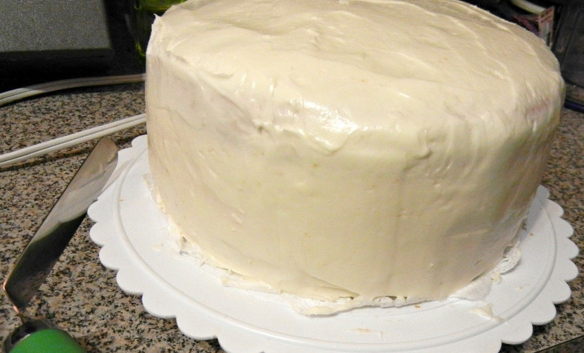 1. Этап. Пирог с ягодным джемом: 4. Затем отправим пирог снова в холодильник, и пусть настаивается как минимум несколько часов, пока глазурь не станет твердой.