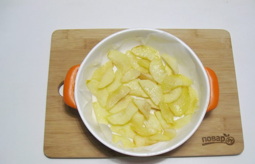 1. Этап. Творожная запеканка с яблоками и манкой: В форму для выпечки с пекарской бумагой выложите яблоки.
