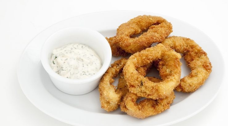 1. Этап. Кальмары в масле: Поскольку для обжаривания используется действительно много масла, его излишки необходимо убрать с колец. Для этого выкладывайте их на тарелку, покрытую бумажным полотенцем, чтобы оно впитало масло. Подавать кальмары на стол можно ещё тёплыми или же остывшими.