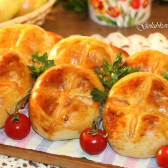 Пироги с мясным фаршем, овощами, соусом