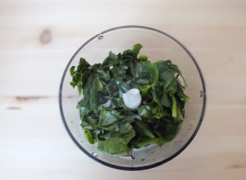 1. Этап. Оладьи со шпинатом: Листья шпината выложите в блендер, добавьте половину количества ряженки.